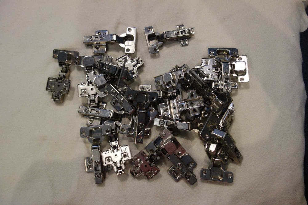 Продавам панти за врати на шкафове , гардероби и т.н.