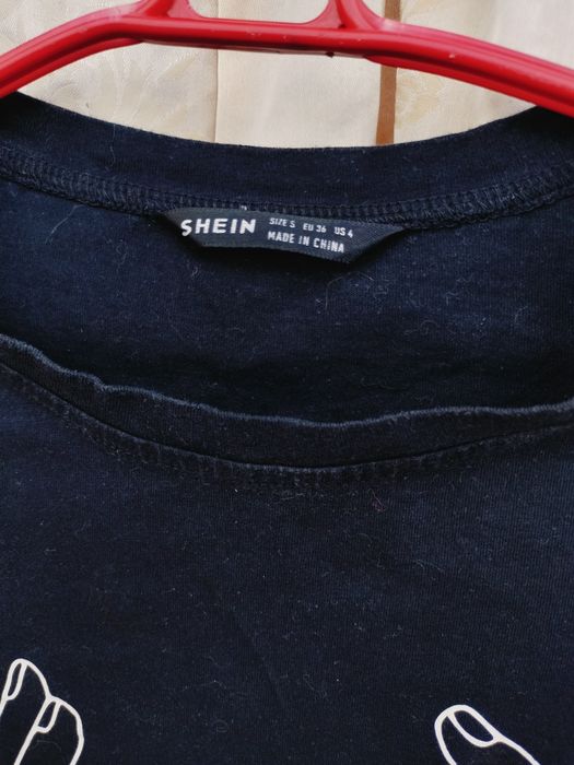 Tricou negru de damă, marca SHEIN, cu un imprimeu minimalist alb (artistic/linie continuă).