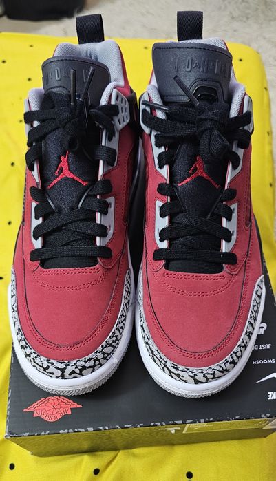 Vând Jordan  spizike