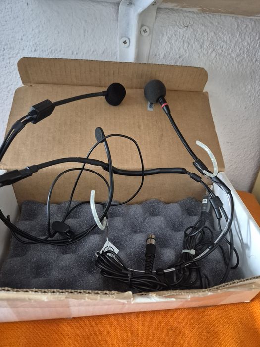 Microfone Shure si Akg de pus pe cap