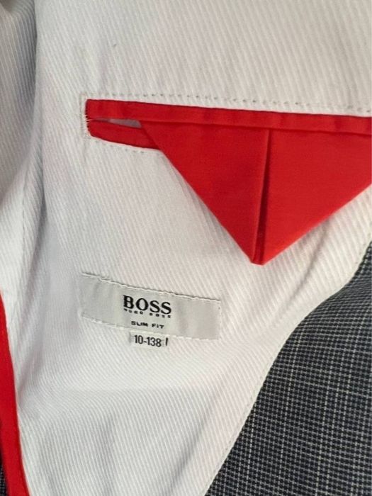 Costum Hugo Boss pentru băieți – Sacou și pantaloni scurți – 10 ani / 138 cm – Purtat o singură dată – Ca nou