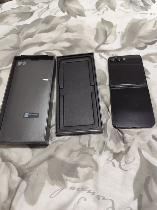 Samsung Galaxy Z Flip 7 FE, 128GB, Black, Cutie Originală + Accesorii