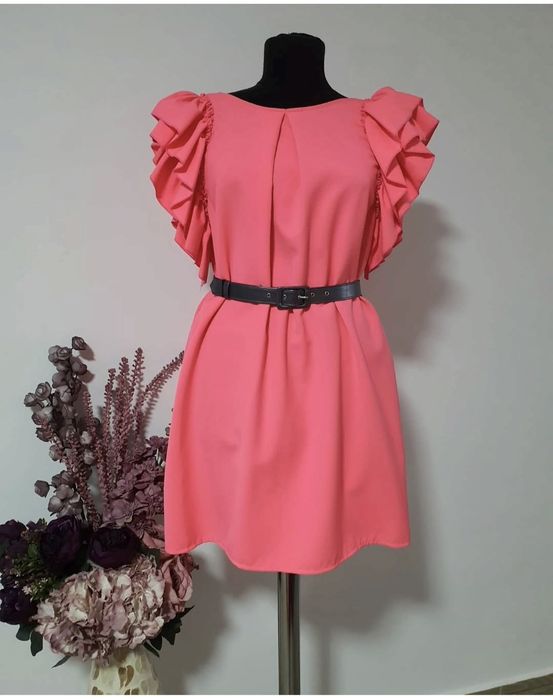 Rochie, o culoare vibranta, superba, cu volănașe la umeri
