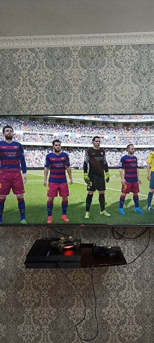 Продам PlayStation 4 в хорошем состояний. Не прошитая 500гигабайт памя
