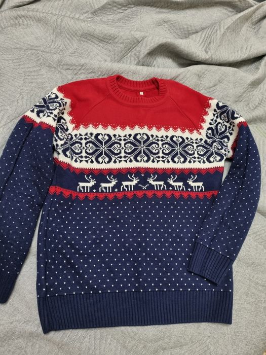 Продам 2 свитера (новогодние)