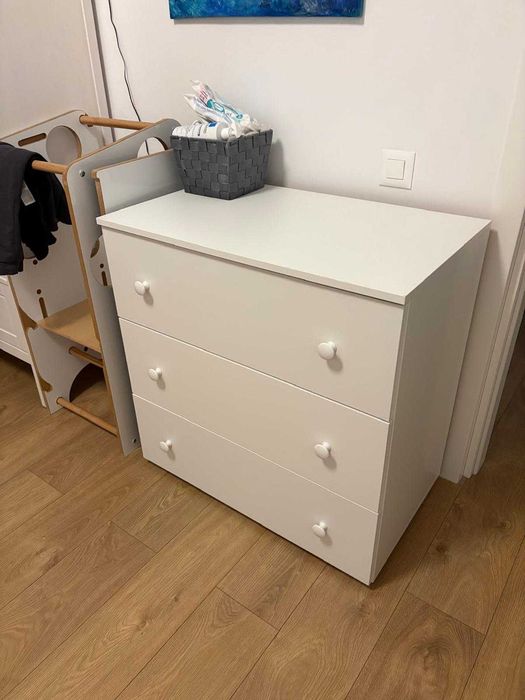 Vand comoda haine copii, alb, din lemn, 3 sertare