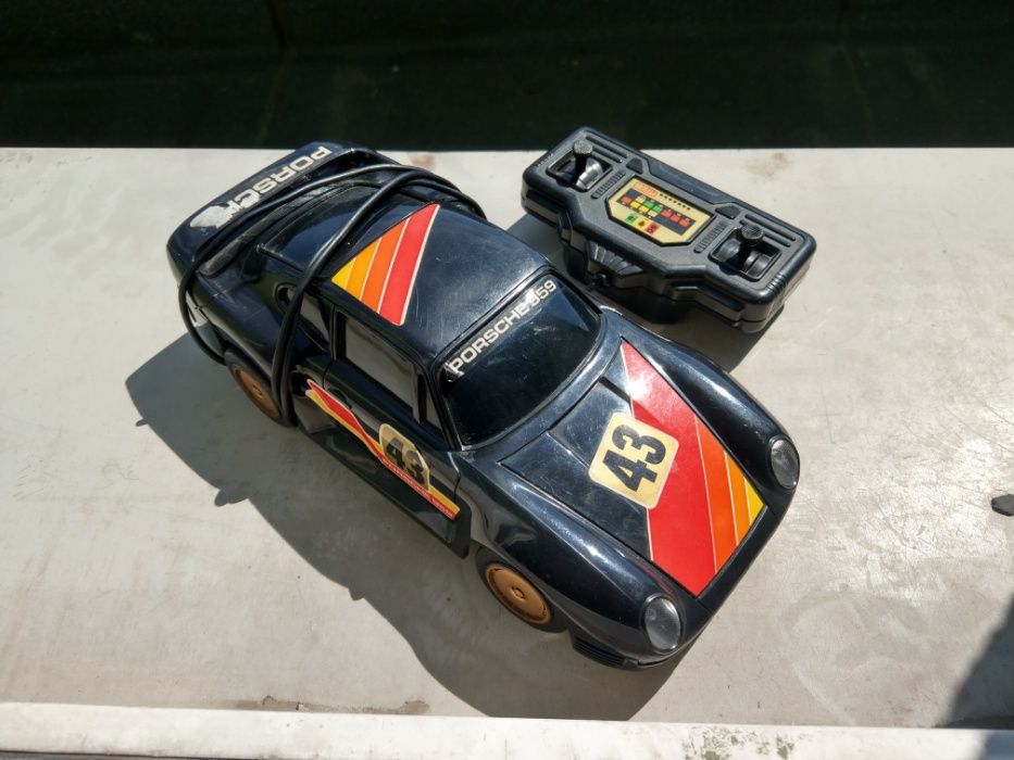 Masinuta cu comanda pe fir