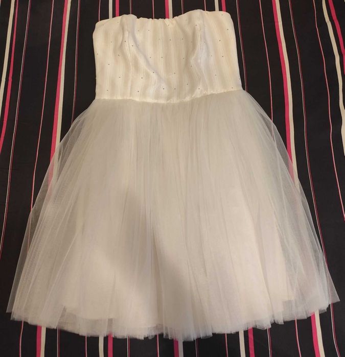 Бяла рокля с тюл