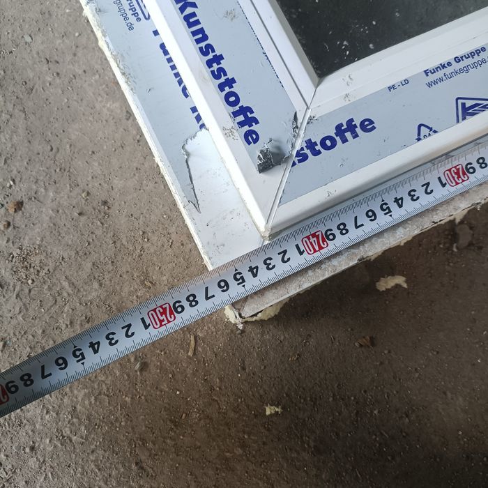 Продам пластиковую дверь с окном