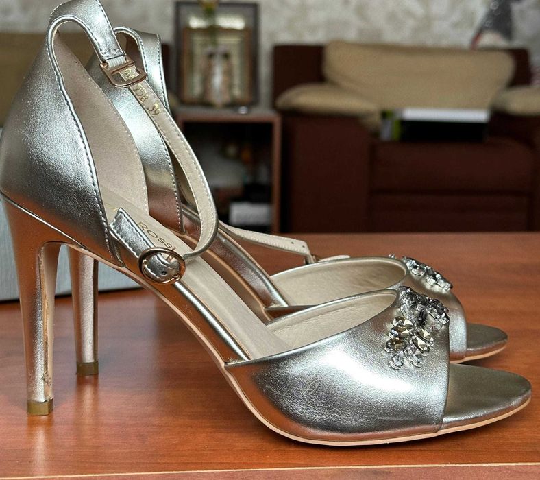 Se vând 4 perechi de încălțăminte mărimea 39