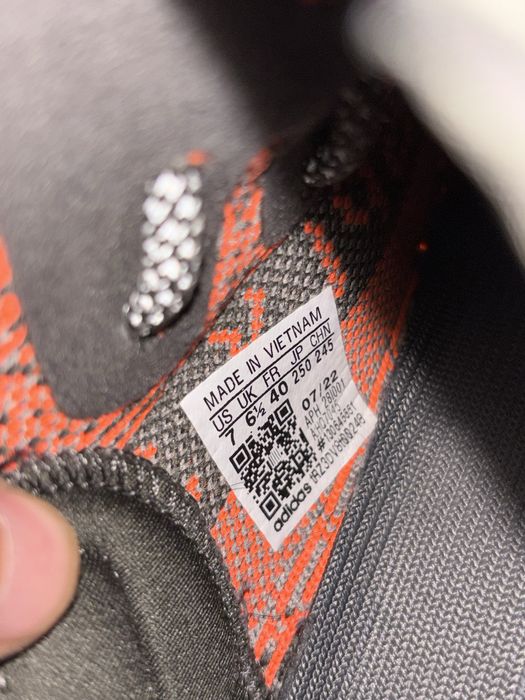 Yeezy 350v2 Carbon Beluga