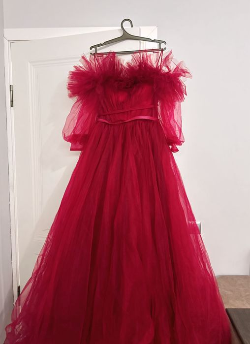 Бордовое пышное платье