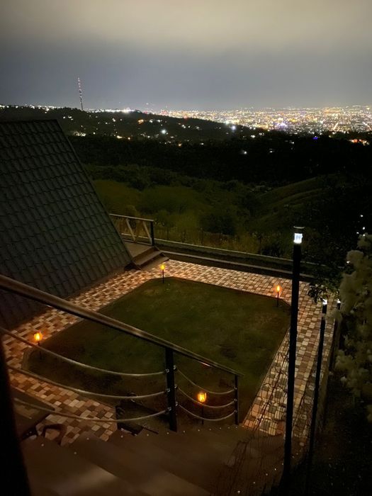 Домик в горах с видом на город