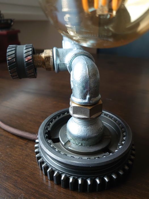 Ръчно изработена лампа в индустриален стил