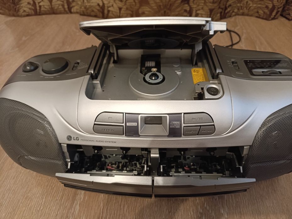 Магнитола бумбокс LG CD-583X.