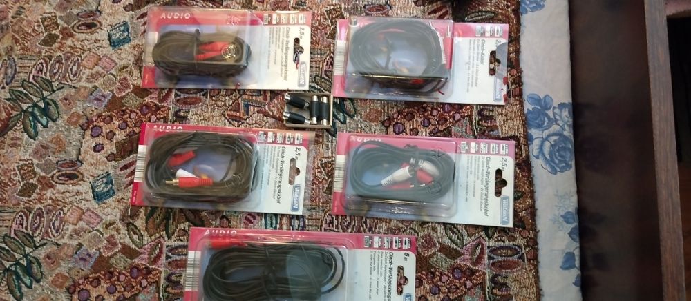 Лот от разпределител за аудио с-ма,кабели,5-ци,съединители и др.