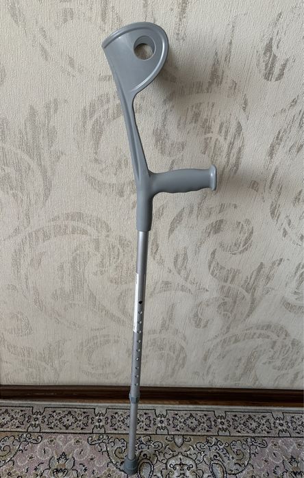 Костыль с опорой на локоть