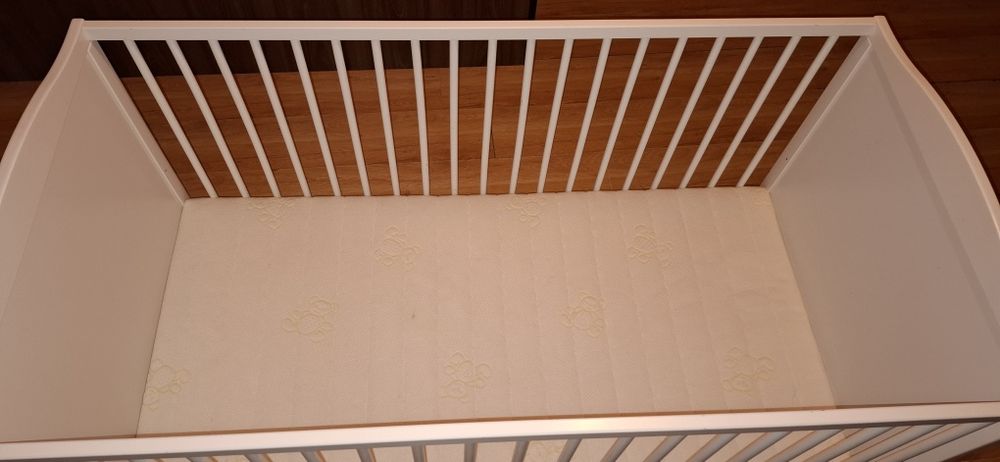 Pătuț din lemn alb,reglabil,140×70 cm+saltea aproape nouă!