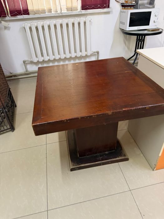 Продаются кресла и столы для ресторанов.