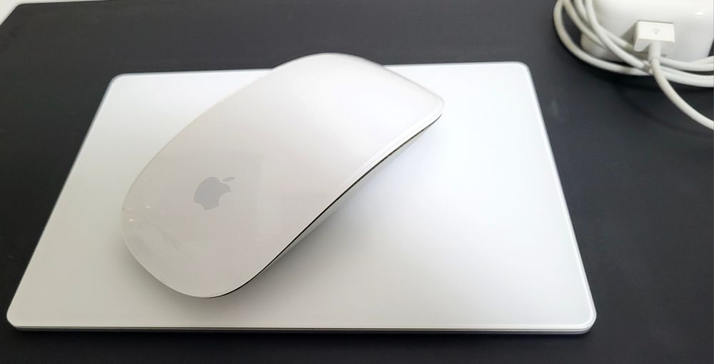 Apple Magic Trackpad 2
+ Mouse + încărcător(Anglia)