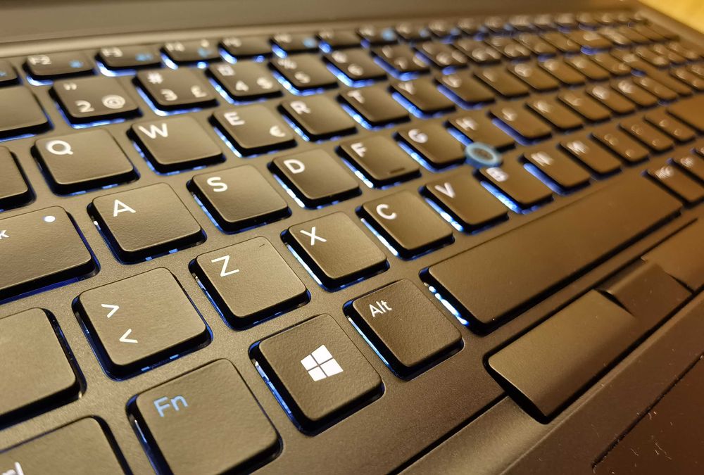 Лаптоп Dell Precision 7720 (17.3") + Подарък чанта