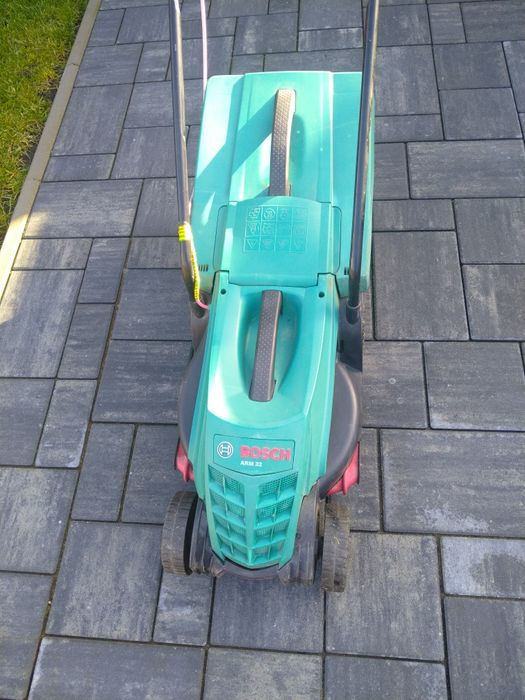 Mașină de tuns iarba Bosch