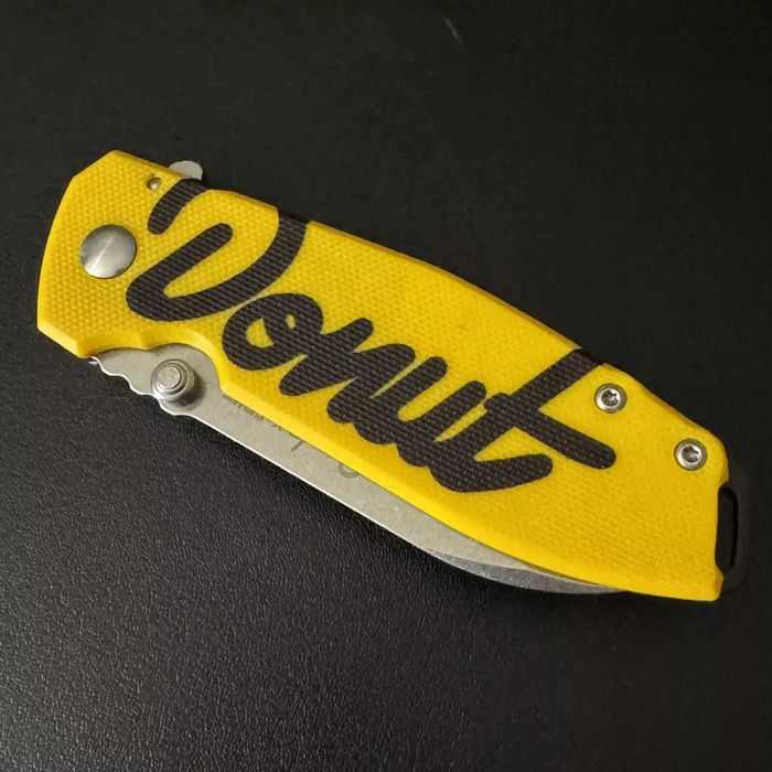 Cuțit pliabil DONUT x CRKT SQUID, lamă galbenă G10 D2, EDIȚIE LIMITATĂ