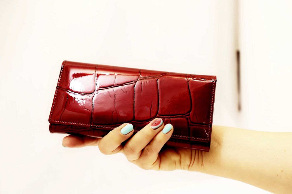 Страхотни червени дамски портмонета, естествена кожа.