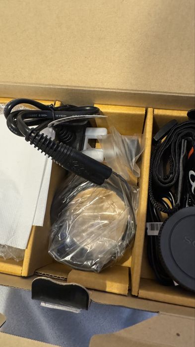 Cutie Sony A6400 cu accesorii originale