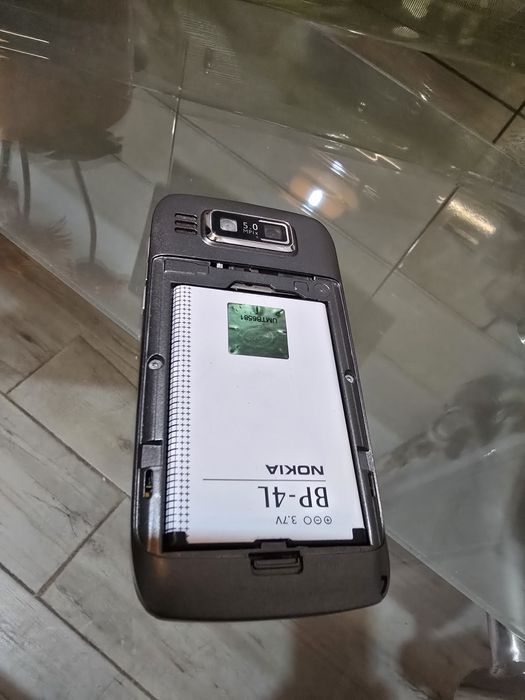 Vând Nokia E72 silver, meniu limba rămână, zero minute vorbite