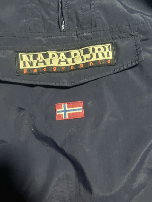 Продавам яке Napapijri