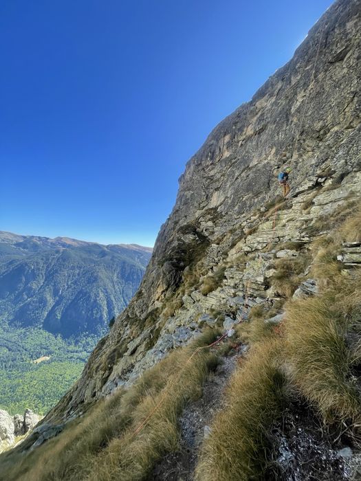 Продават се 8 броя бар столове тапицирани с искуствена кожа,