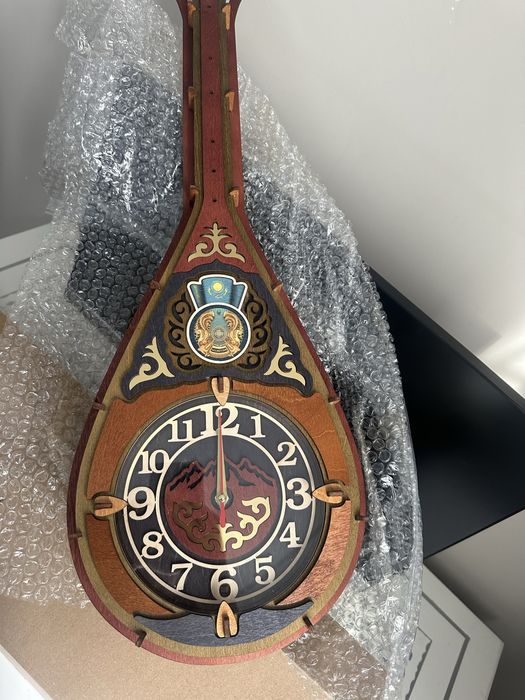 Настенные часы в виде Домбры, из дерева