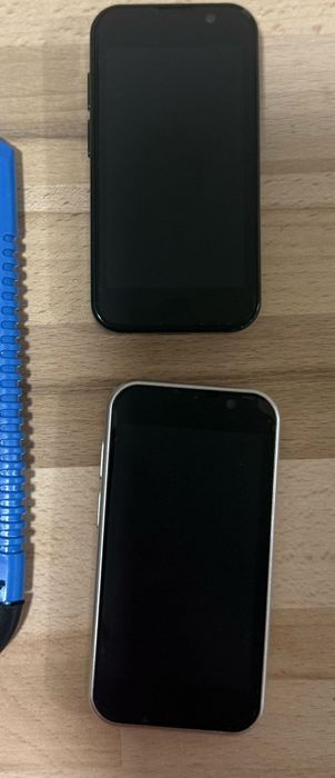 Мобилен телефон с две сим карти