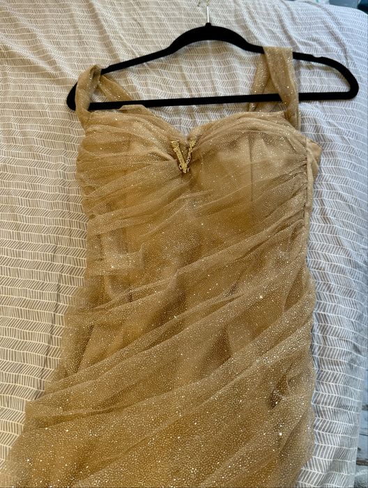 Златиста блестяща дълга рокля с цепка Versace и рокля с пера BEBE