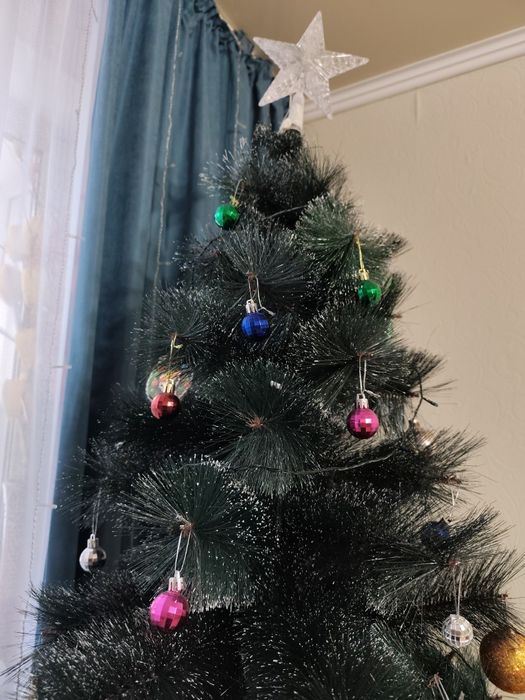 Продам ёлку  без игрушек