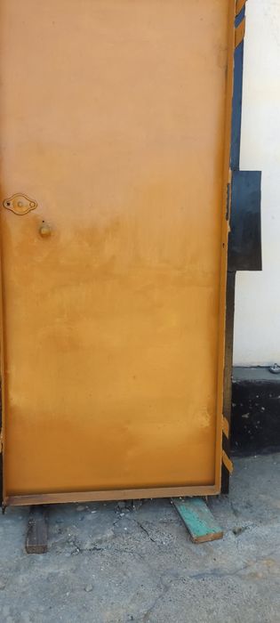 Продам железную дверь.