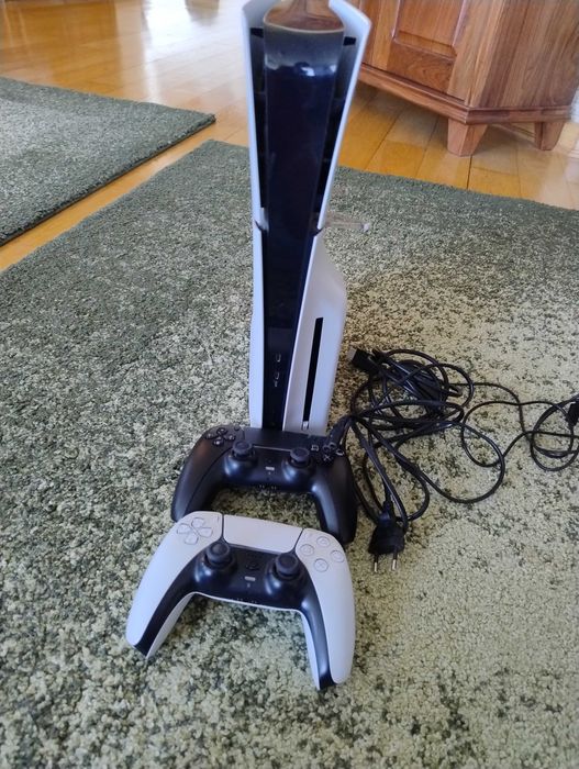 PS 5 cu 2 controlere