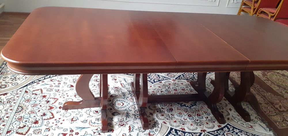 Стол большой,для гостиной