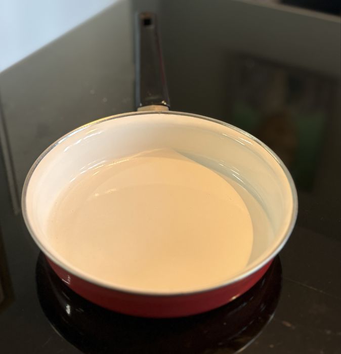 Соц едно времешен български емайлиран тиган