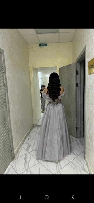 Вечернее платье серебристого цвета