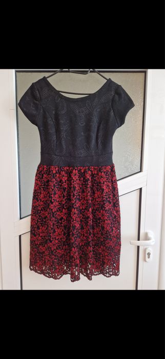 Черно червена дантелена рокля