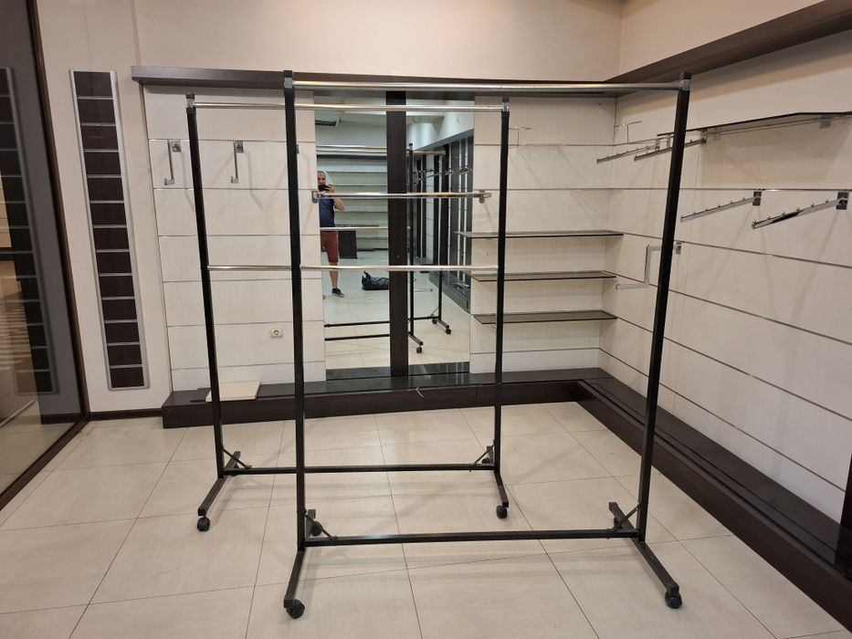 Стелажи, рафтове, магазин за дрехи
