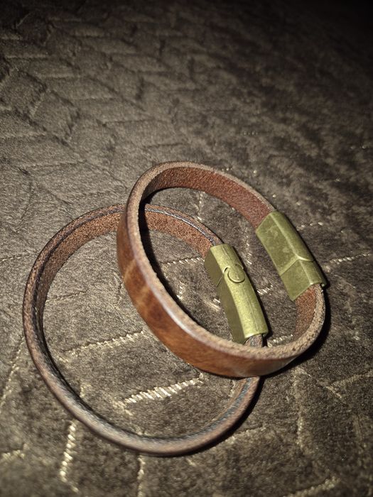 Vând două brățări din piele,model bărbătesc.