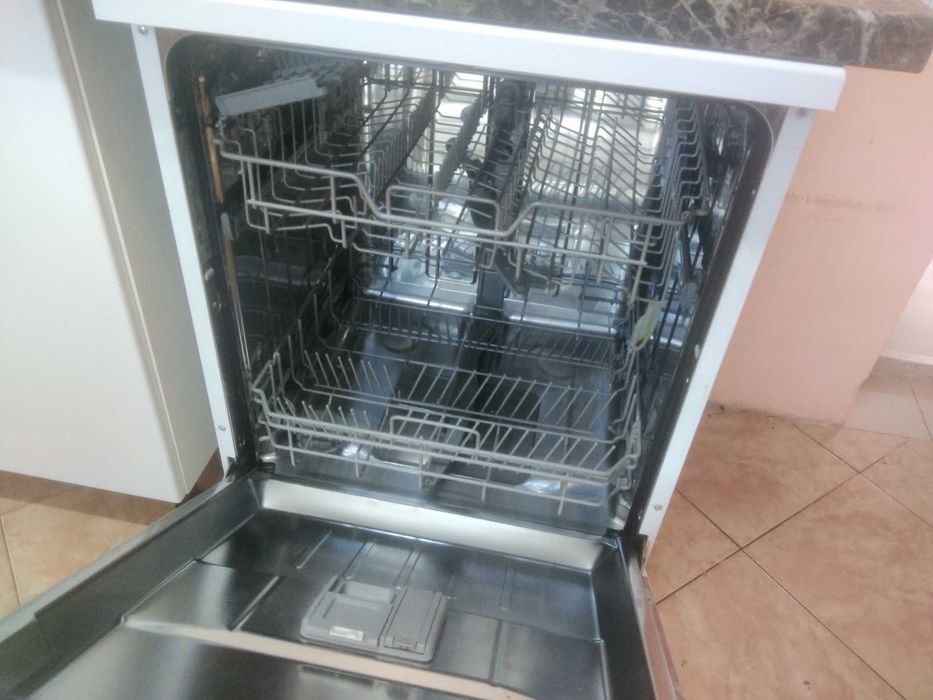 Vând mașina de spălat vase model nou