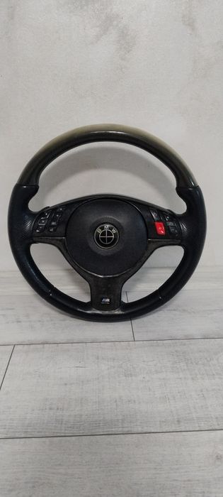 М волан с карбонови детайли