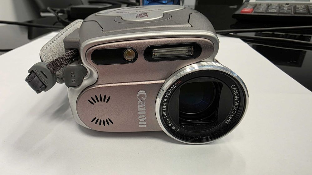 Camera video Canon DC40 cu scriere pe mini DVD (Camcorder NTSC DC40)