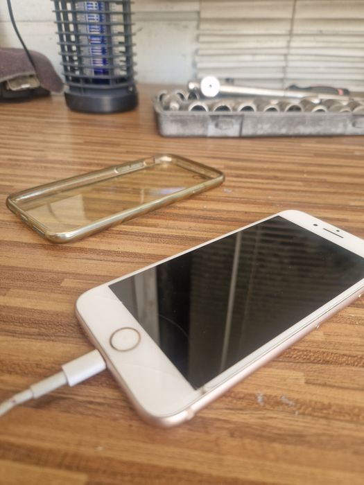 Iphone S..8 prt 350 lei  in stare. Un  este resetat  in toate retele  nu trimit  in tara dar pesonal