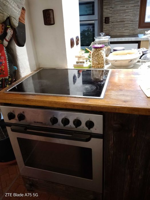 Продавам фурна с котлони за вграждане Zanker