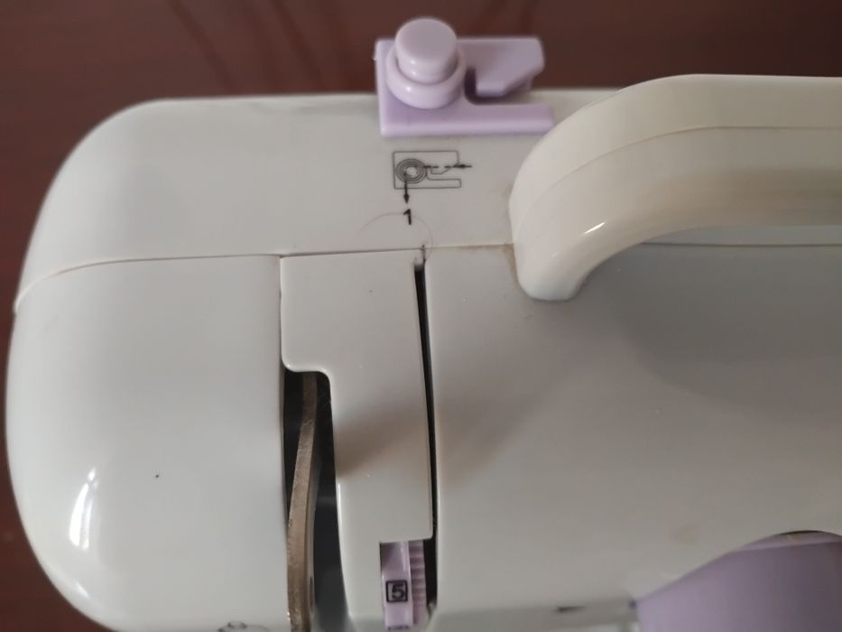 Швейная миниатюрная машинка
